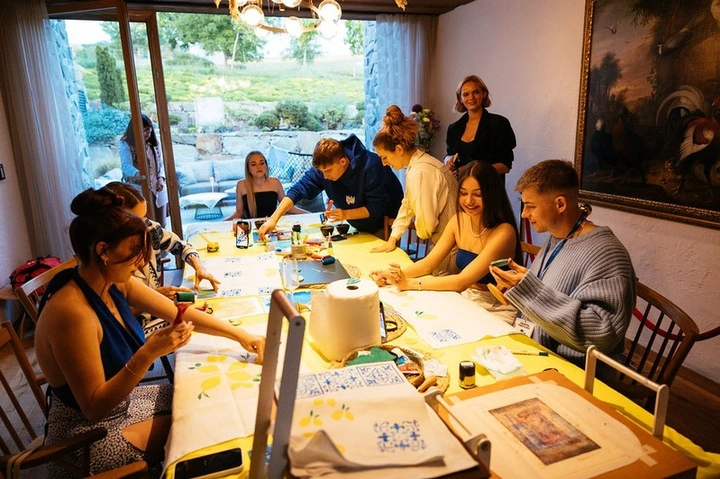 Stôl pripravený na textilný workshop