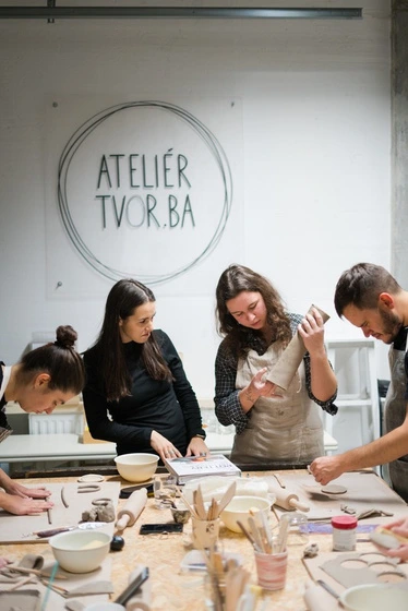 Skupina na keramickom workshope